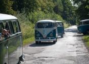 Plusieurs Combi VW se suivant sur VW Van Tour